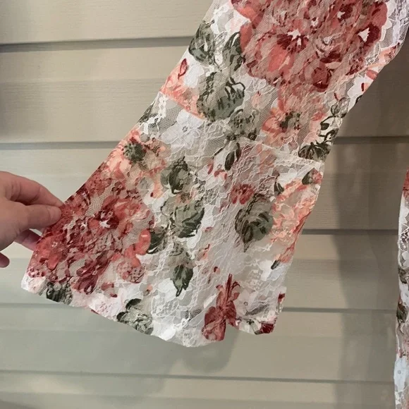 Jolie and Joy Bell Sleeved Floral Cover Up in Lace Size 3XL - Picture 4 of 8